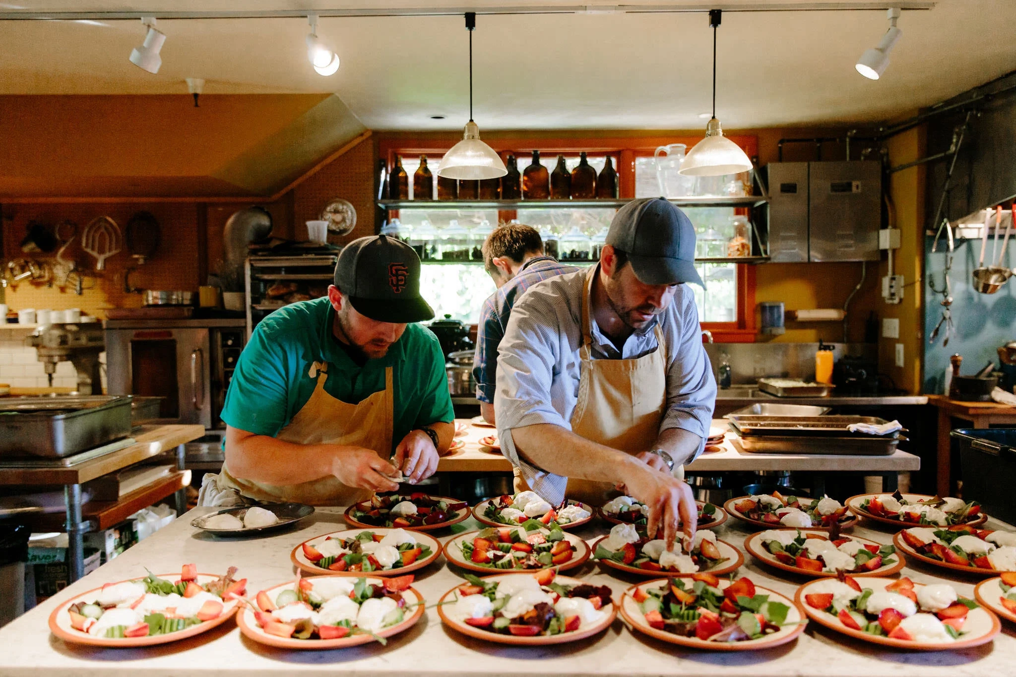 17c.com专业厨师团队在厨房中精心准备美食